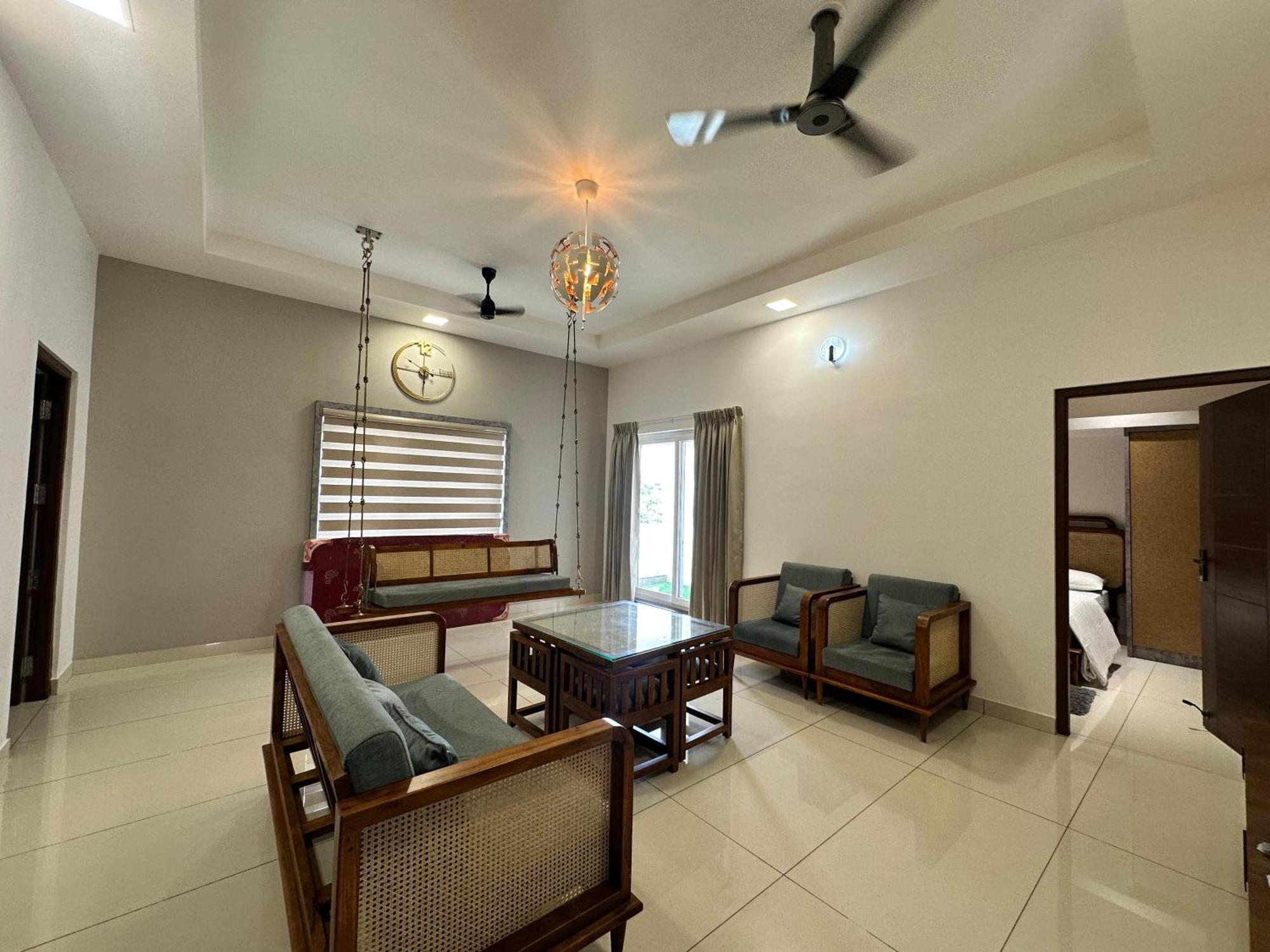 Thulasi Avenue Inn Pollāchi Buitenkant foto
